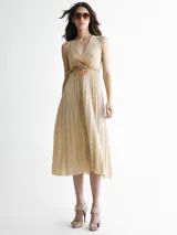 Vestido largo de lurex con corte en la cintura y escote en V, diseño elegante y fluido.