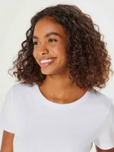 Camiseta de manga corta color terracota, con cuello redondo y corte ajustado.