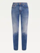 Jeans de corte recto, color azul claro, con diseño clásico de cinco bolsillos y cierre con botón y cremallera.