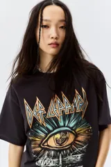 Remera negra de corte amplio con estampado de la banda Def Leppard, con un ojo y la frase "Take what you want".