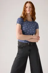 Remera azul con estampado de flores blancas, de corte ajustado y mangas cortas.