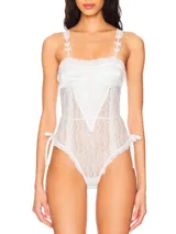 Body de encaje blanco con detalles en rosa, breteles finos y lazos laterales.
