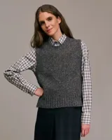 Chaleco de punto gris jaspeado, sin mangas y con cuello redondo. Tejido con mezcla de algodón, lana y poliamida.