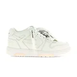 Zapatillas deportivas de caña baja, color blanco, con detalles en relieve y costuras visibles. Presentan el icónico logo de flechas de Off-White en el lateral y cordones con la inscripción "SHOELACES".