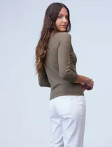 Buzo de tejido fino, color beige, con mangas tres cuartos estilo raglán.