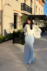 Falda midi celeste con volados en la parte superior y falda de corte sirena.