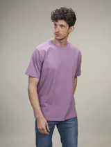 Remera de algodón color azul marino, de manga corta y cuello redondo.