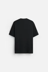 Camiseta marrón de punto de algodón, corte recto, cuello redondo y manga corta con terminaciones en rib.