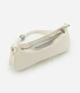 Cartera baguette color blanco con textura croco, correa de hombro con esferas plateadas y cierre de cremallera.