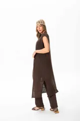 Chaleco largo de hilo color marrón, tejido con trama artesanal.