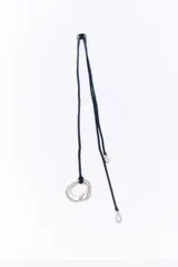 Collar con cordón negro ajustable y dije irregular de metal plateado.