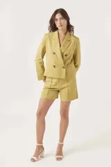 Short de vestir color verde oliva, de tiro alto y corte recto.