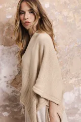 Saco tipo poncho color salmón, tejido en algodón, de silueta oversize y mangas 3/4 caídas.