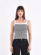 Musculosa tejida a rayas horizontales blancas y negras, con breteles anchos blancos.