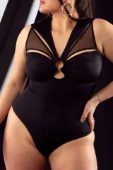 Body musculosa negro de lycra con transparencias de tul en escote y espalda, aro metálico en el centro del escote y broches en la entrepierna con refuerzo de algodón.