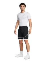 Short deportivo Under Armour Challenger Pro color rojo con paneles laterales negros y ribete negro en el ruedo.