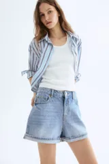 Short de jean celeste, de tiro alto, con cinco bolsillos y ruedo con dobladillo cosido.