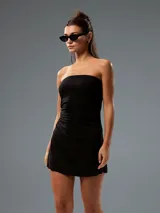 Minivestido negro ajustado, sin mangas y con escote recto.