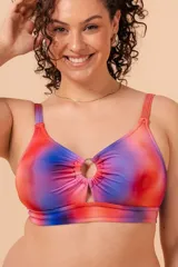 Soutien de baño sin aro con estampado multicolor, breteles regulables, nudo en la espalda y detalle de aro en el centro. Confeccionado con tela que contiene fibra LYCRA® XTRA LIFE™ y bolsillo interno para colocar copa removible o prótesis.