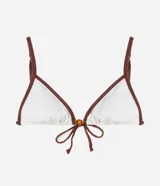 Top de bikini triangular blanco con borde marrón, breteles finos y detalle de cuentas de madera en el centro.