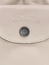 Bandolera Longchamp Le Pliage Xtra XS de cuero color tostado, con correa fina ajustable y cierre con cordón ajustable.