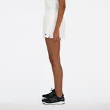 Falda de tenis blanca con short interior, confeccionada con tejido de secado rápido NB DRY. Cuenta con bolsillo para guardar pelotas de tenis y teléfono móvil.