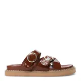 Sandalias marrones con tiras anchas de cuero sintético y hebillas doradas.