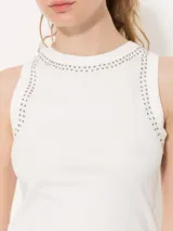 Musculosa negra de algodón elastizado con detalle de strass en el escote.