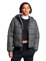 Campera puffer gris con capucha, cierre frontal y logo de Under Armour en el pecho.
