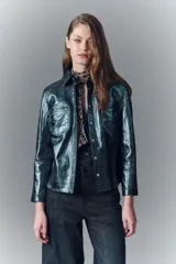 Camisa entallada de cuero ovino verde metalizado, con cuello camisero y botones a presión con logo.
