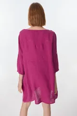 Vestido color fucsia de lino italiano, con cuello redondo, moldería oversize y bolsillos delanteros.