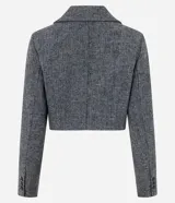 Blazer cropped de polivelour con textura espinha de pez, cuello con solapa y manga larga.