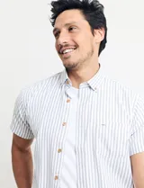 Camisa de manga corta con rayas verticales blancas y grises, cuello abotonado y corte clásico.