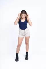 Body color naranja de tejido de punto acanalado, con breteles anchos y escote cuadrado.