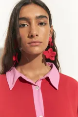Aros colgantes con forma de flor color rojo.