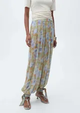 Pantalón balloon largo de gasa semitransparente con estampado de flores, tiro medio y lazos en el bajo.