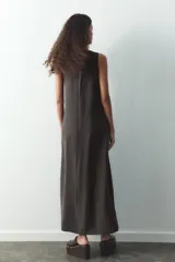 Vestido largo gris oscuro, de cuello redondo y sin mangas.