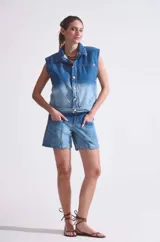 Bermuda de jean azul con degradé en blanco, de corte recto y tiro medio.