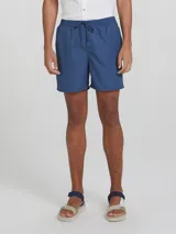 Short de baño rojo con cintura elástica y bolsillos laterales.