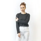 Sweater de punto gris, con diseño de canalé y cuello redondo.