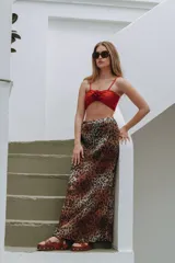 Falda larga de corte recto con estampado de leopardo.