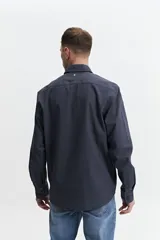 Camisa de algodón color azul oscuro, con cuello clásico y corte semi slim.