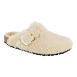 Zueco Birkenstock Boston con hebilla grande dorada y forro de piel de oveja color crema.