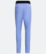 Pantalón de vestir color verde claro, de corte recto, con bolsillos laterales y traseros.