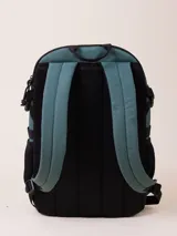 Mochila negra de nylon ripstop con detalles en material sintético liso y bolsillo lateral de malla. Presenta un logo discreto en la solapa superior y texto grabado en la parte inferior frontal.
