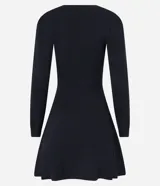 Vestido corto negro de punto con escote cuadrado y mangas largas.