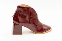 Botinetas plateadas de cuero con punta fina y taco geométrico.