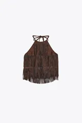Top marrón con flecos y abalorios, escote halter y espalda descubierta.