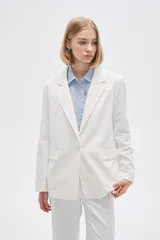 Blazer color marfil de corte recto, con solapas y cierre de un botón.