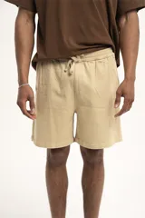 Short color beige con cintura elástica ajustable con cordón.